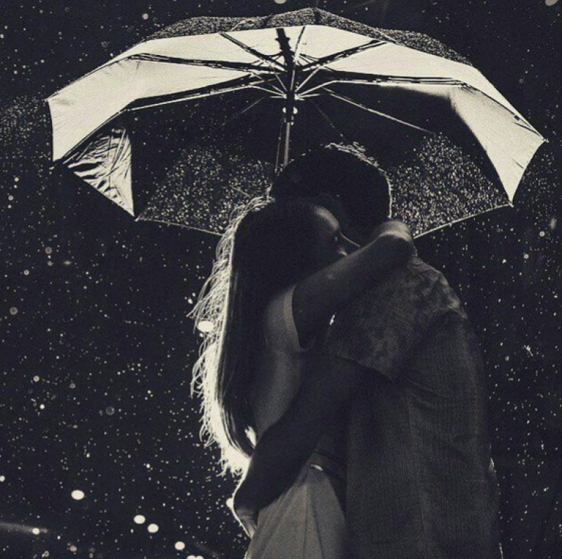 Фото поцелуй под дождем