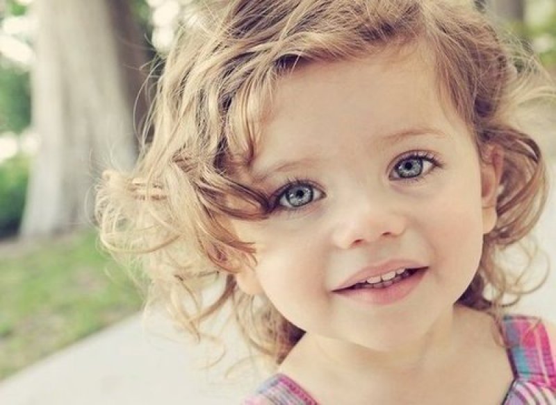 Маленький нати. Кудрявая девочка с голубыми глазами. Дети с красивыми глазами. Маленькая кудрявая девочка. Кудрявые дети.