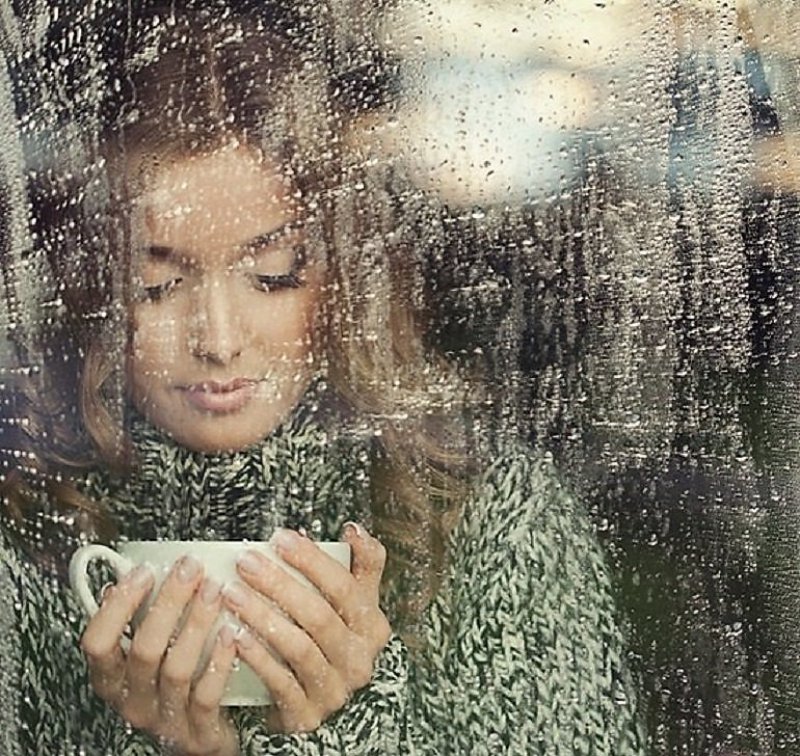 Думаю ей холодно. Дождь за окном. Девушка у окна дождь. Женщина за дождливым окном. Девушка за окном дождь.